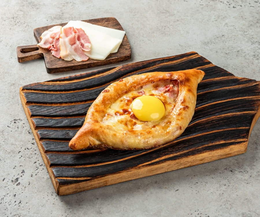 Мини хачапури по-аджарски с беконом